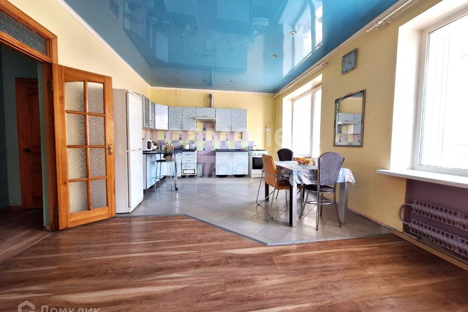Продаётся 3-комнатная квартира, 131.4 м²