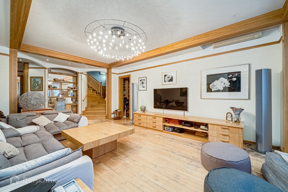 Продаётся 5-комнатная квартира, 209 м²