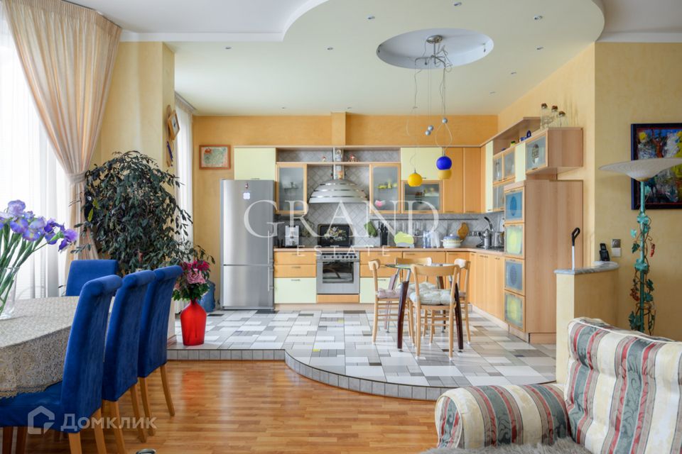 Продаётся 4-комнатная квартира, 138 м²