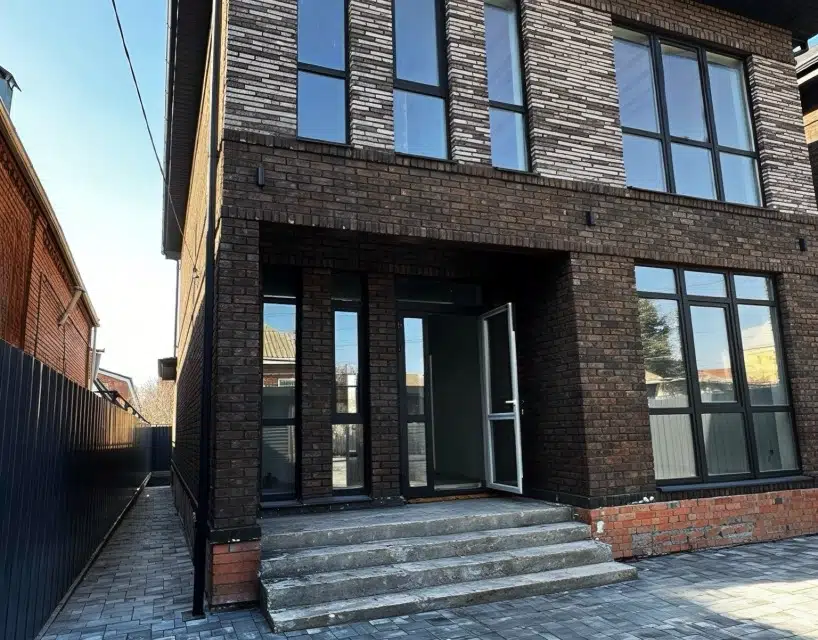Продаётся 3-этажный дом, 270 м²