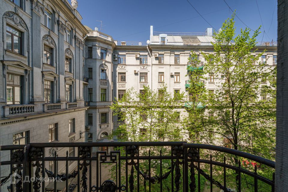 Продаётся 4-комнатная квартира, 196 м²