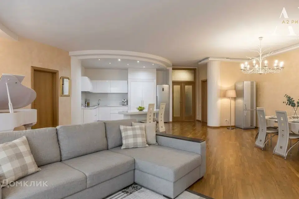 Продаётся 4-комнатная квартира, 228 м²