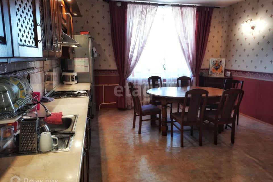 Продаётся 5-комнатная квартира, 230.9 м²