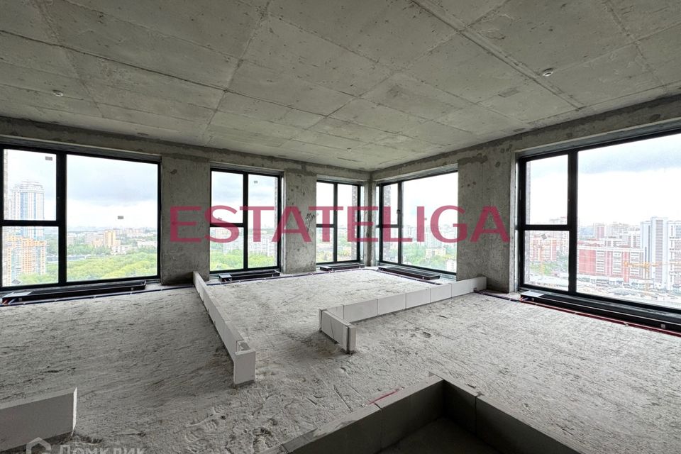Продаётся 4-комнатная квартира, 168 м²
