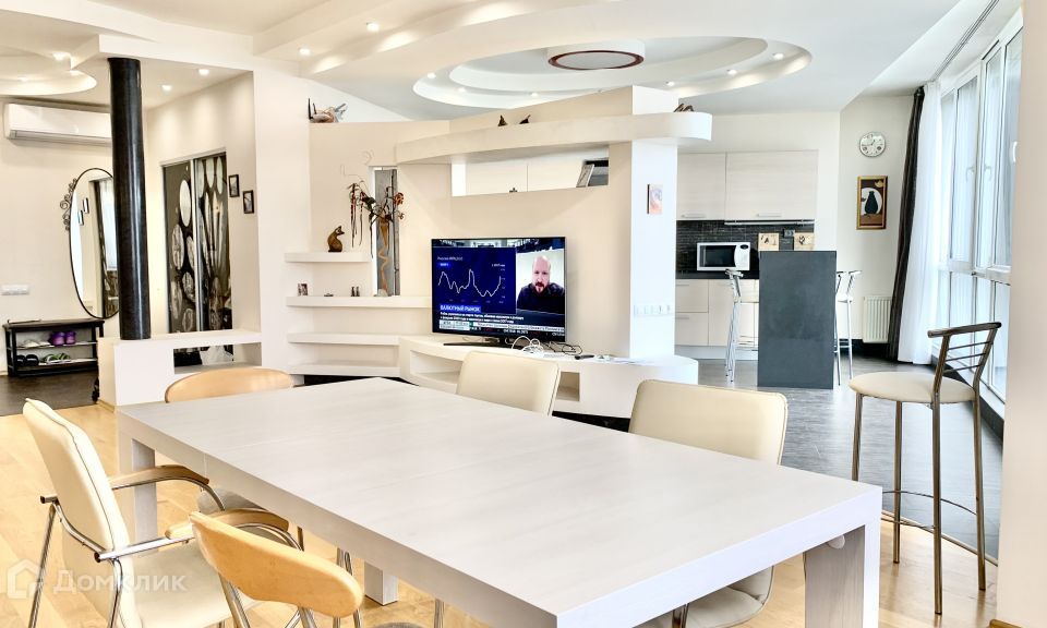 Сдаётся 4-комнатная квартира, 200 м²