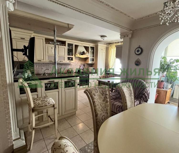 Продаётся 4-комнатная квартира, 170 м²