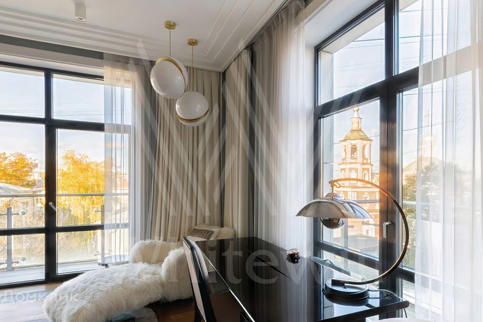 Продаётся 4-комнатная квартира, 228 м²