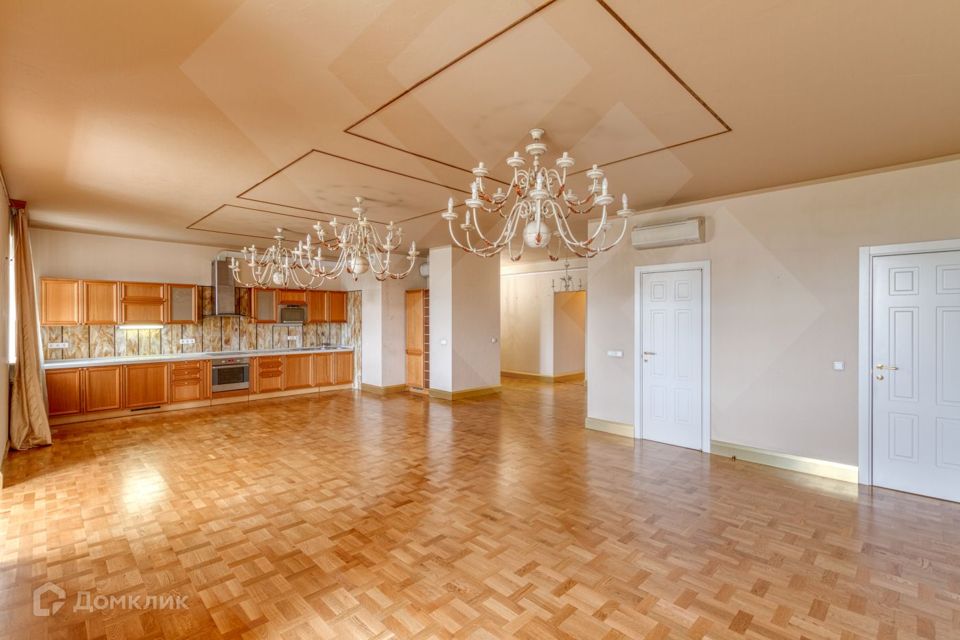 Сдаётся 4-комнатная квартира, 210 м²