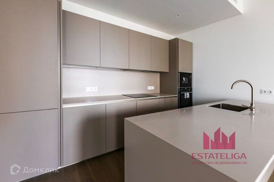 Продаётся 3-комнатная квартира, 121.7 м²