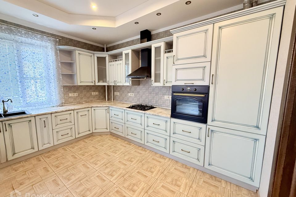 Продаётся 4-комнатная квартира, 148.4 м²