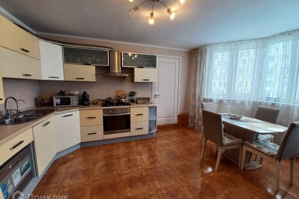 Продаётся 4-комнатная квартира, 131.5 м²