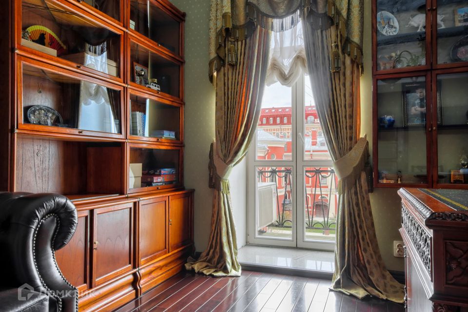 Продаётся 5-комнатная квартира, 218.9 м²
