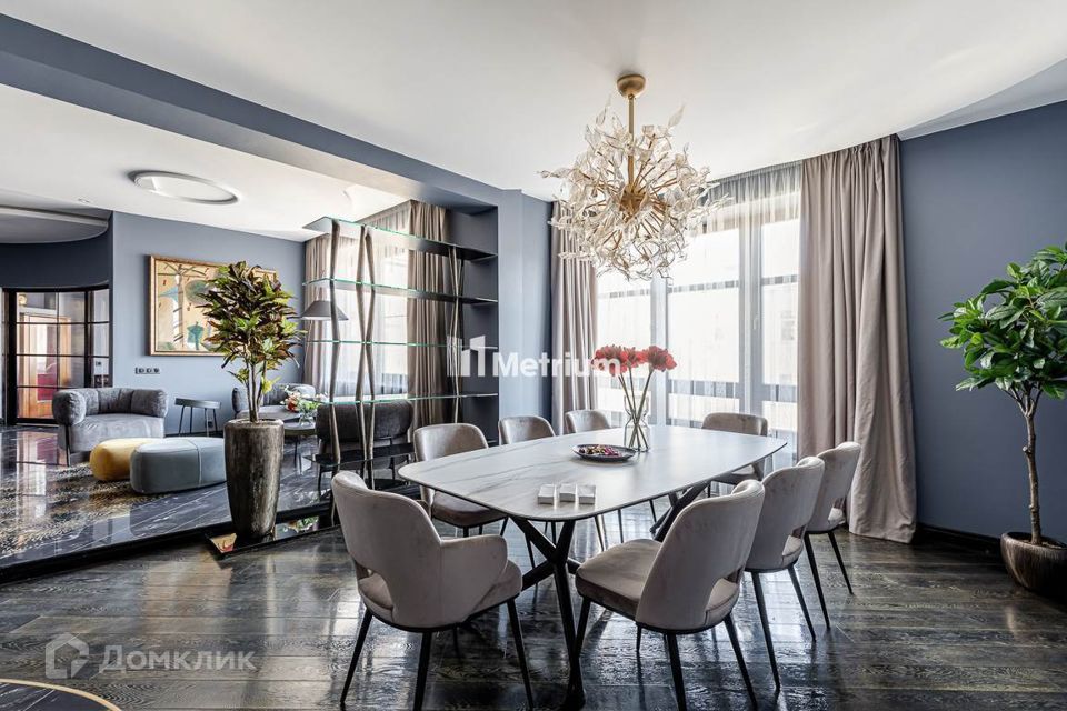 Продаётся 4-комнатная квартира, 209 м²
