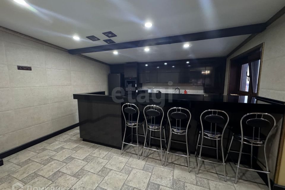 Продаётся 4-комнатная квартира, 250 м²