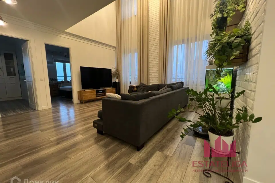 Продаётся 4-комнатная квартира, 190 м²