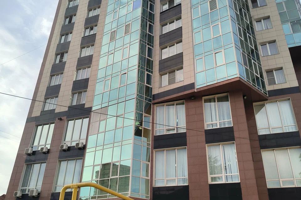 Продаётся 3-комнатная квартира, 160.9 м²