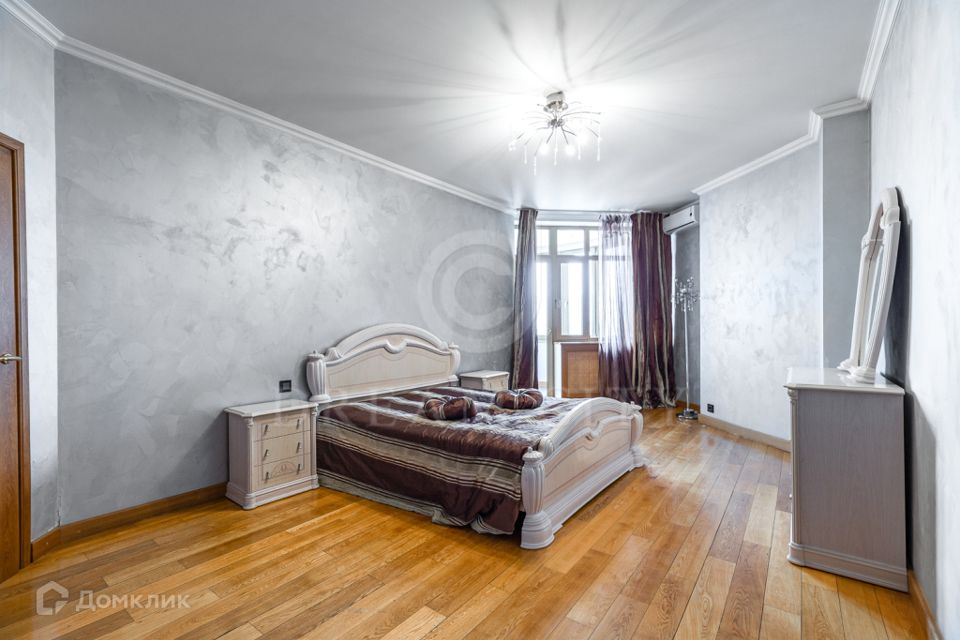 Продаётся 5-комнатная квартира, 195 м²