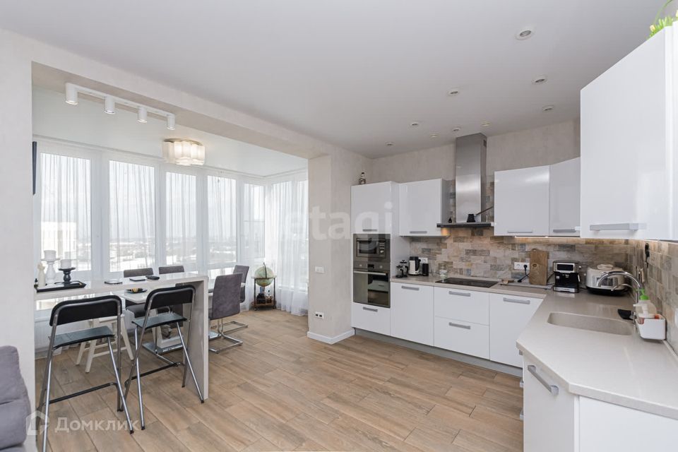 Продаётся 3-комнатная квартира, 105.5 м²