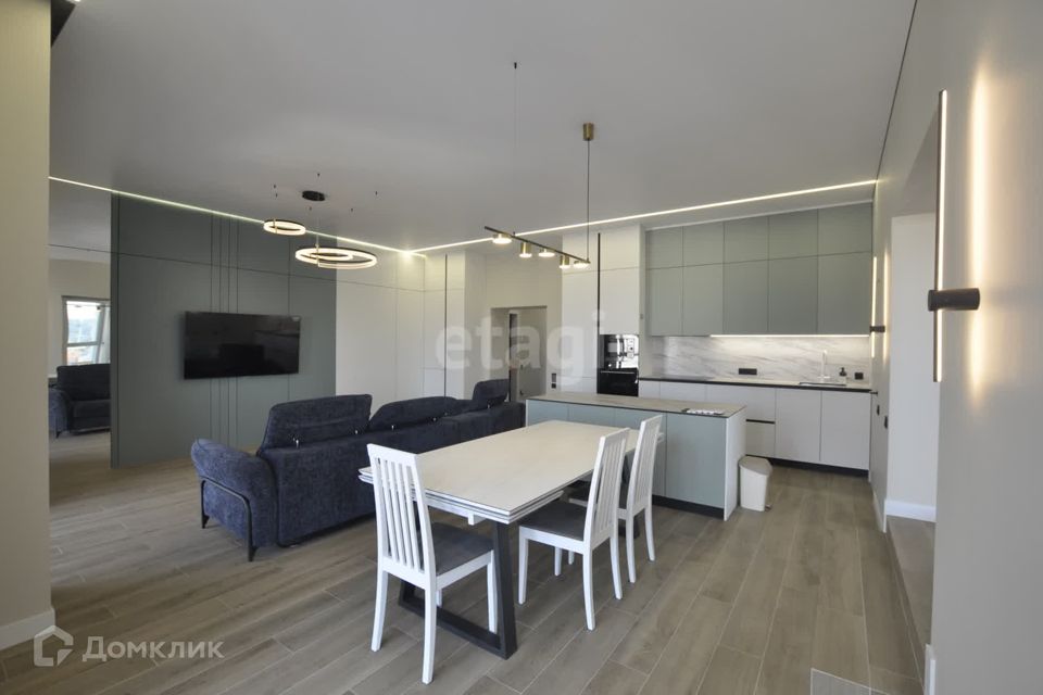 Продаётся 4-комнатная квартира, 194.3 м²