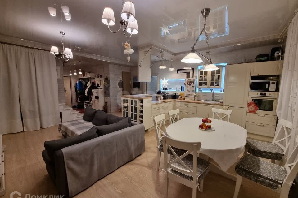 Продаётся 3-комнатная квартира, 135.7 м²
