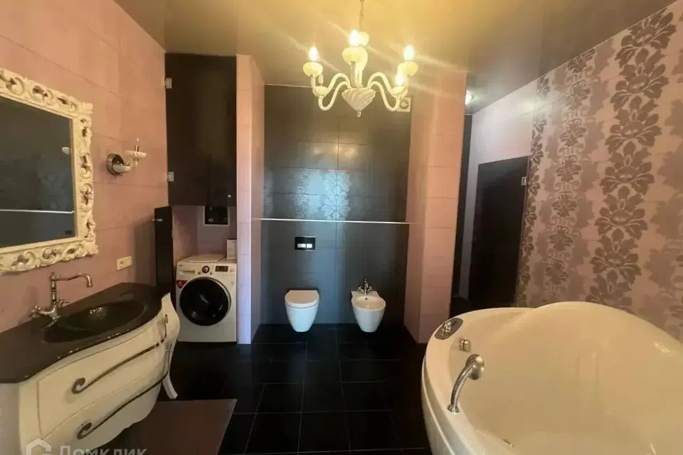 Продаётся 4-комнатная квартира, 205 м²
