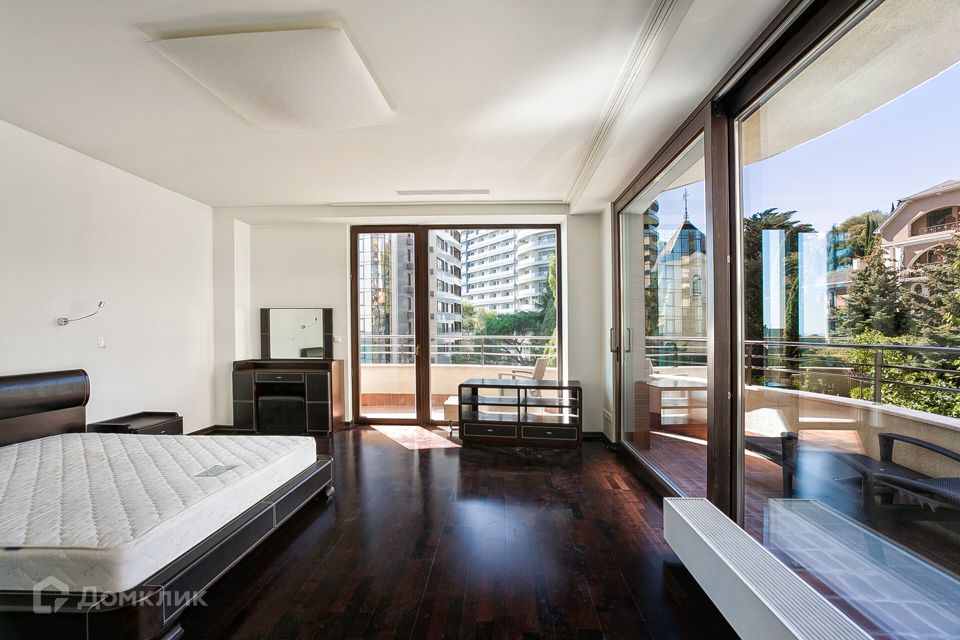Продаётся 3-комнатная квартира, 218.2 м²