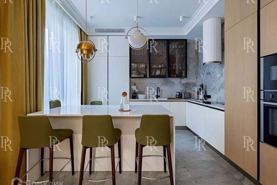 Продаётся 4-комнатная квартира, 156 м²