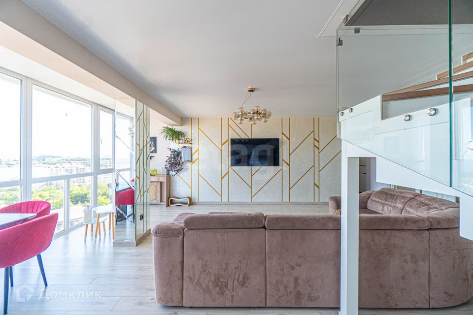 Продаётся 4-комнатная квартира, 160.7 м²