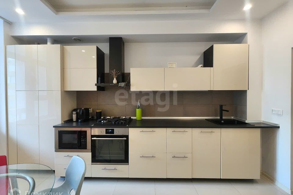 Продаётся 1-комнатная квартира, 61.7 м²