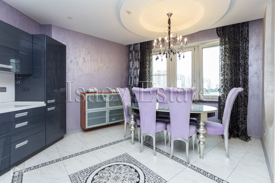 Продаётся 3-комнатная квартира, 147 м²