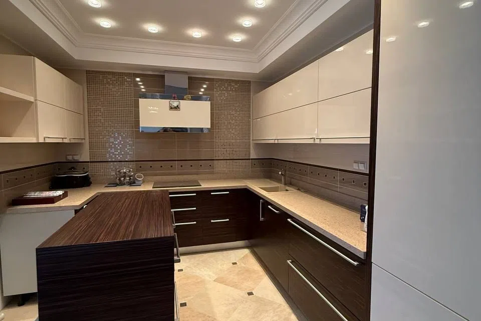 Продаётся 4-комнатная квартира, 201 м²
