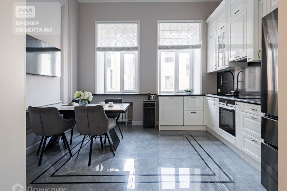 Продаётся 4-комнатная квартира, 145.2 м²