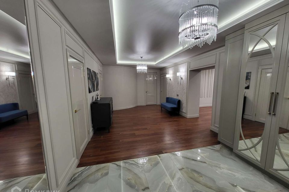 Продаётся 4-комнатная квартира, 183.5 м²