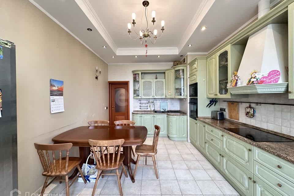 Продаётся 4-комнатная квартира, 198.8 м²