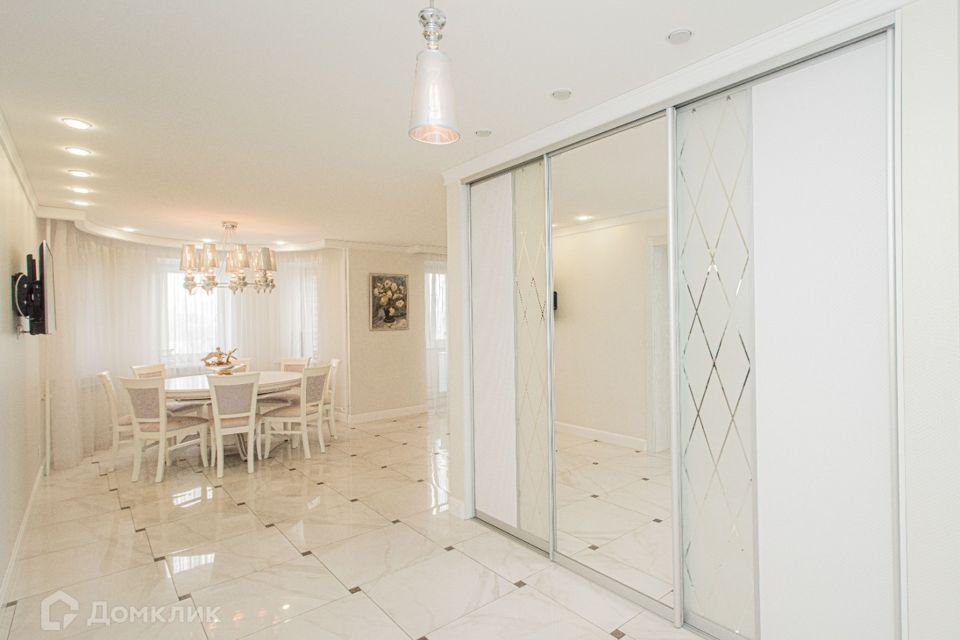 Продаётся 4-комнатная квартира, 142.9 м²