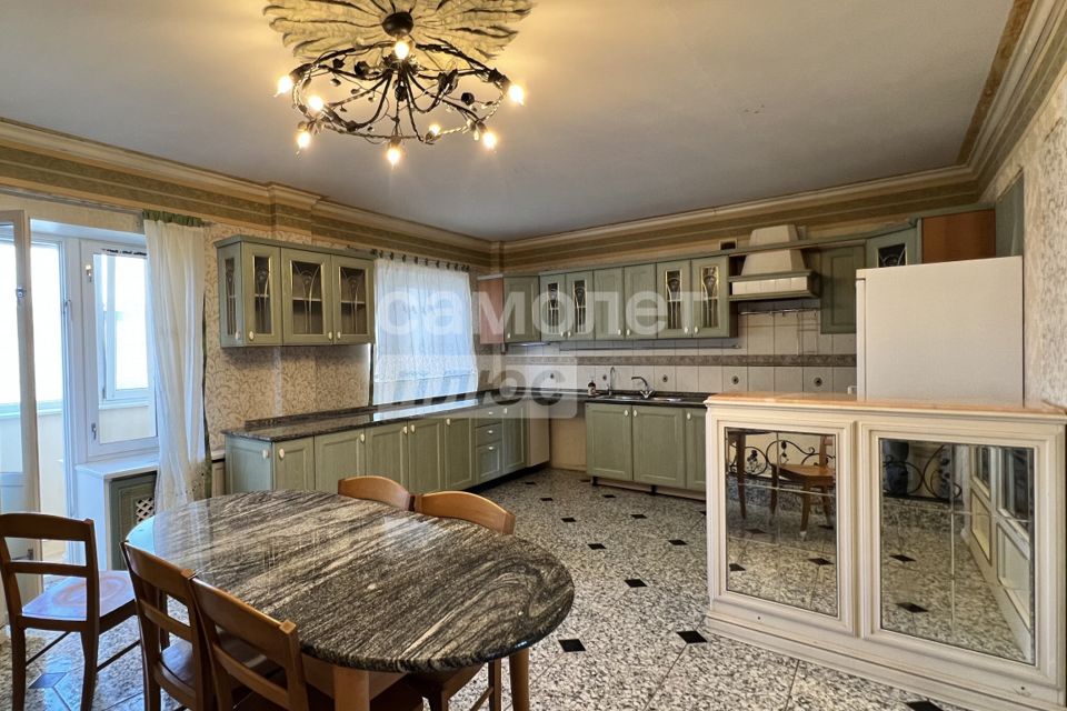 Продаётся 11-комнатная квартира, 272 м²