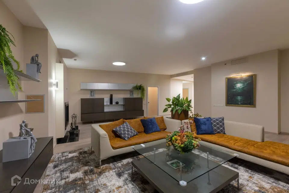 Сдаётся 3-комнатная квартира, 220 м²