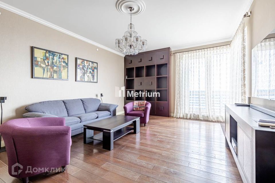 Продаётся 4-комнатная квартира, 145.8 м²