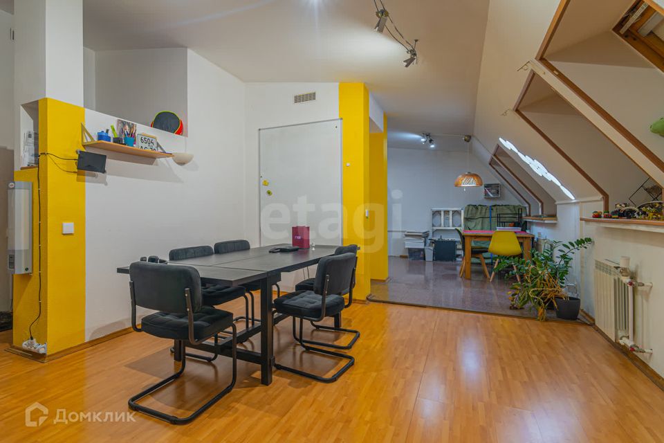 Продаётся 2-комнатная квартира, 75.8 м²