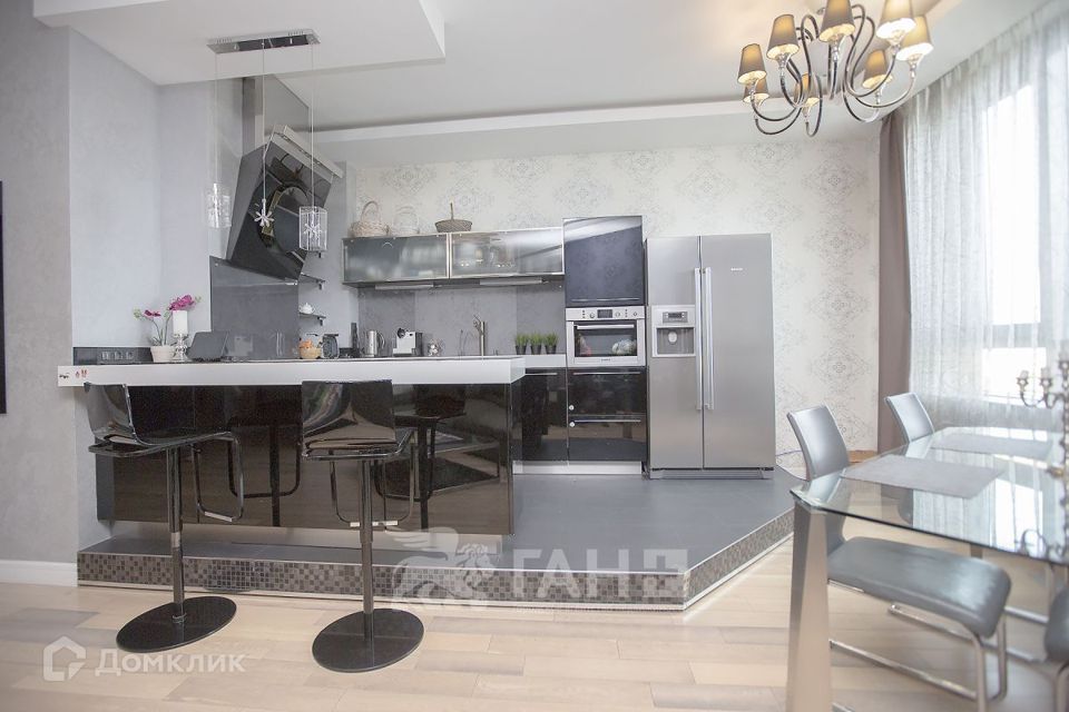 Продаётся 2-комнатная квартира, 115.2 м²