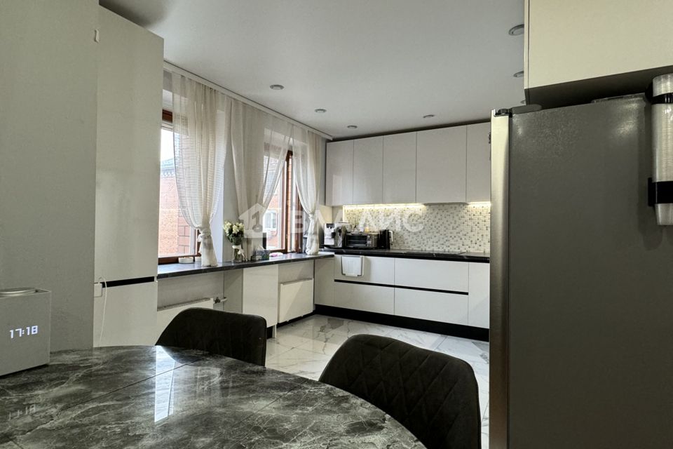 Продаётся 6-комнатная квартира, 192.7 м²