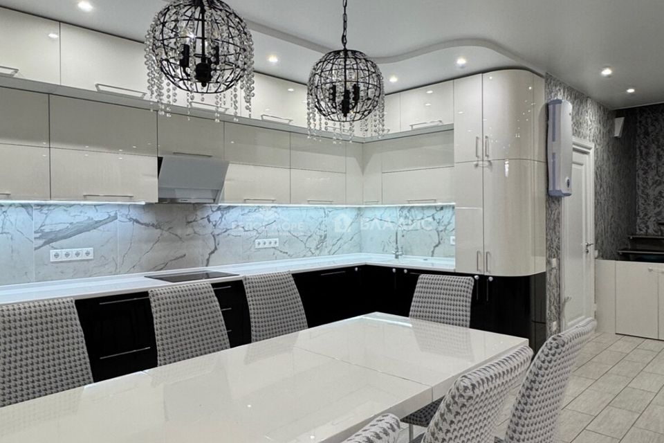 Продаётся 3-комнатная квартира, 137 м²