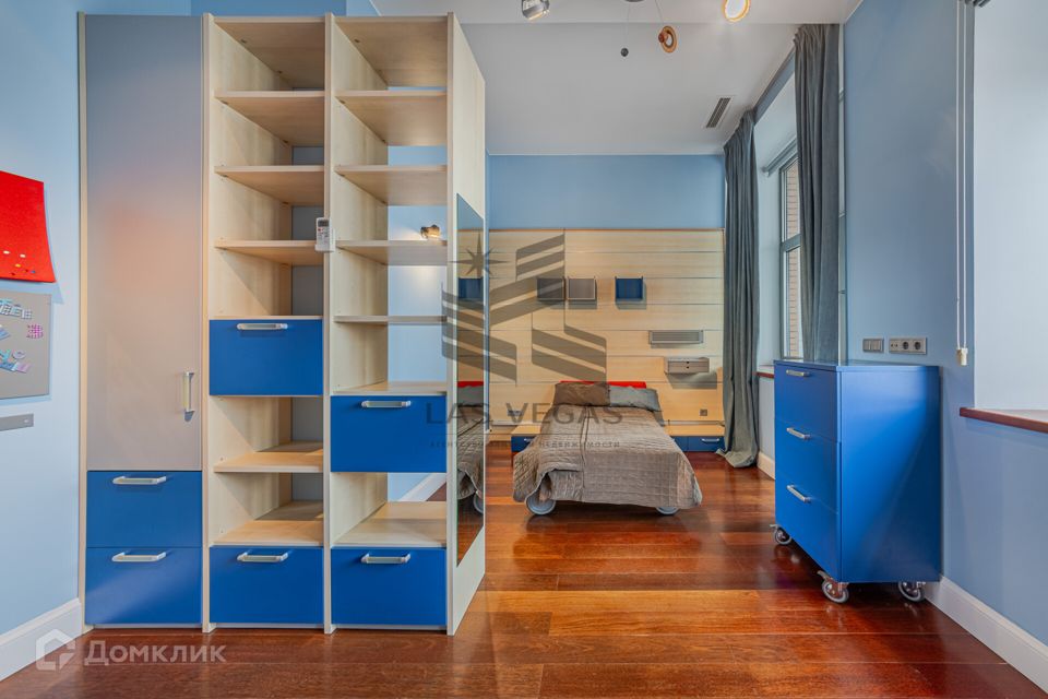 Сдаётся 4-комнатная квартира, 215 м²