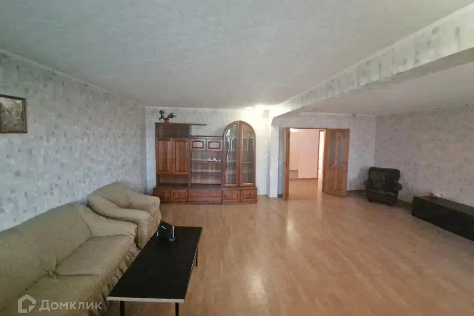 Продаётся 4-комнатная квартира, 136 м²