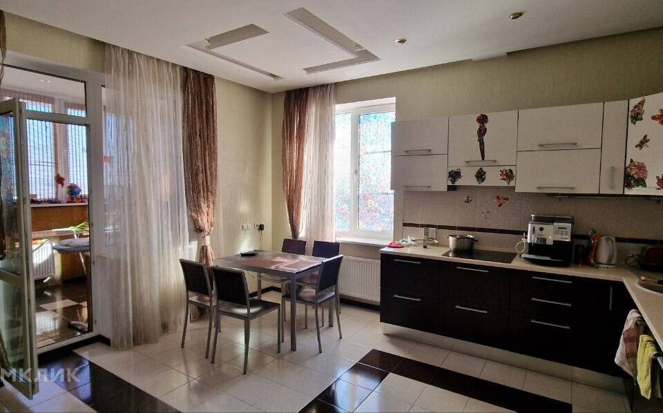 Продаётся 3-комнатная квартира, 138 м²