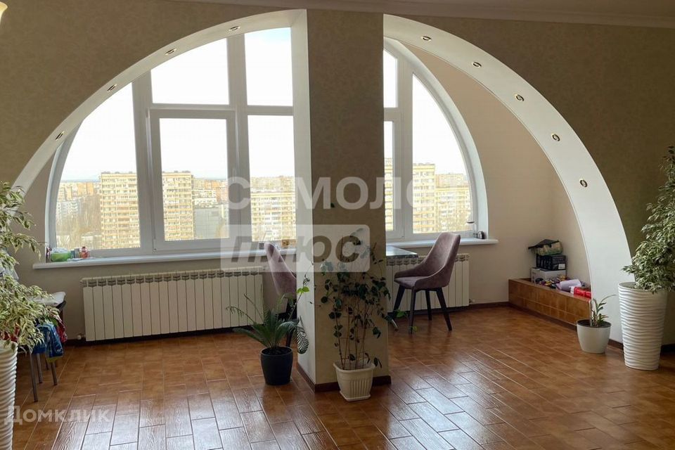 Продаётся 4-комнатная квартира, 241.2 м²