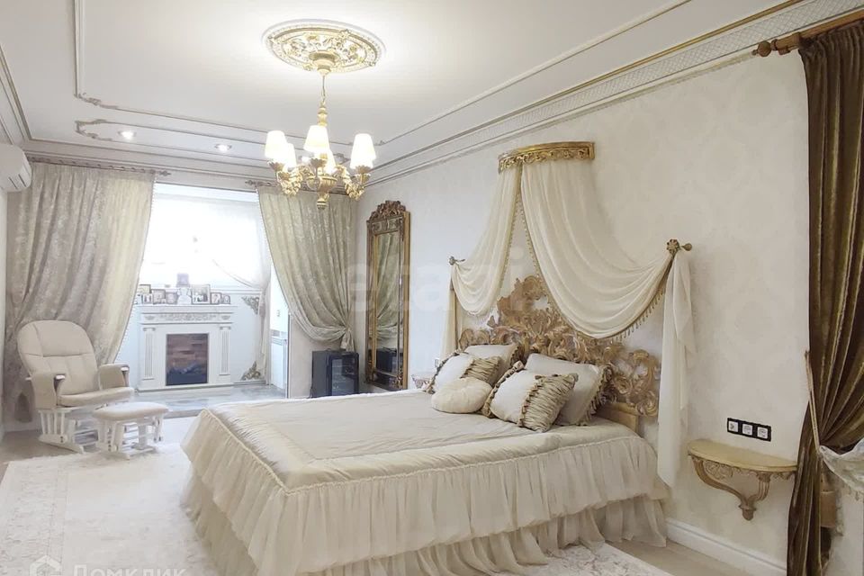 Продаётся 4-комнатная квартира, 198 м²