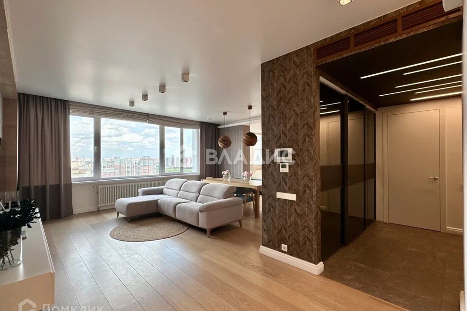 Продаётся 5-комнатная квартира, 219.6 м²