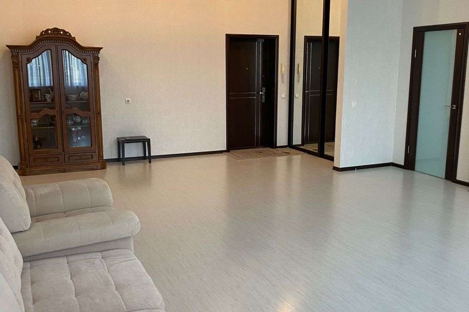 Продаётся 3-комнатная квартира, 114 м²