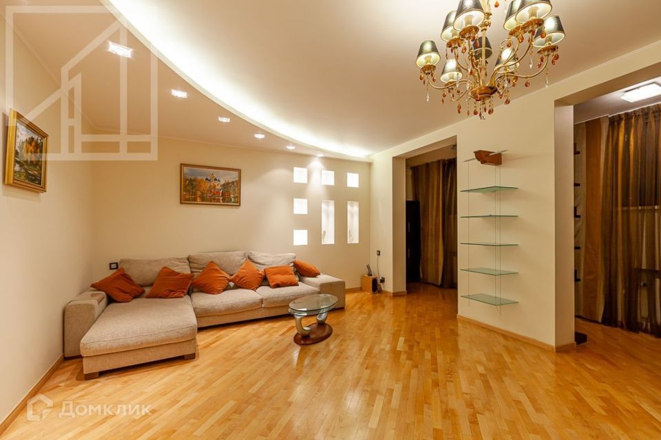 Сдаётся 4-комнатная квартира, 215 м²